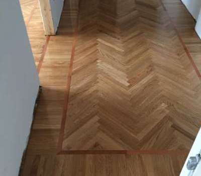 Posa e verniciatura parquet spinato in rovere